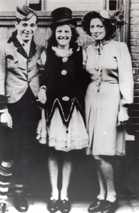 879135 Groepsportret van drie verklede bewoners tijdens een bevrijdingsfeest op een onbekende locatie in Wijk C te ...